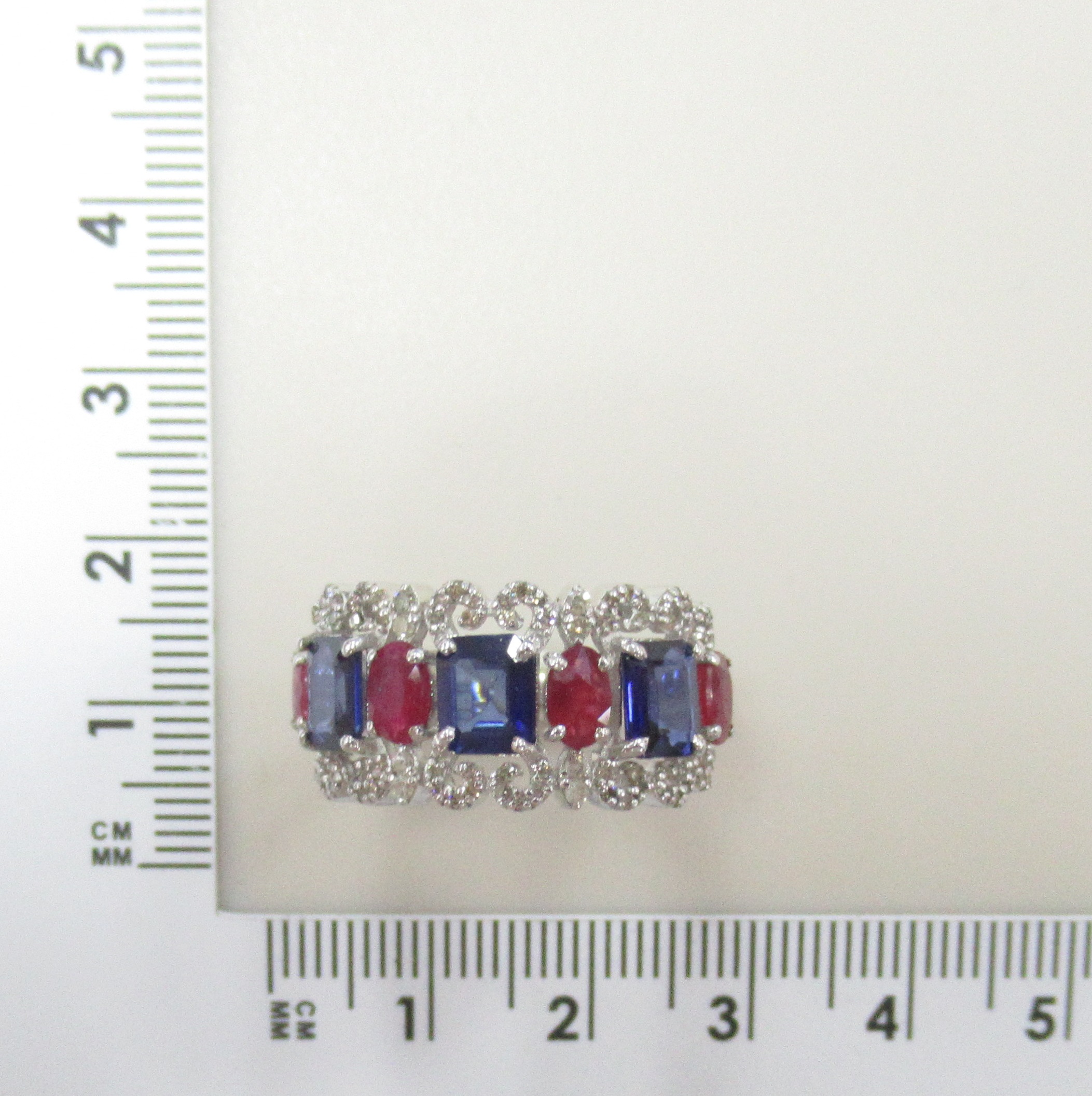 Серебряное кольцо 925 пробы; вставки 3 Сапфир U/2 2,59ct; 4 Рубин F/2 1,34ct; 104 Бр.Кр-17 0,4ct 3/5;